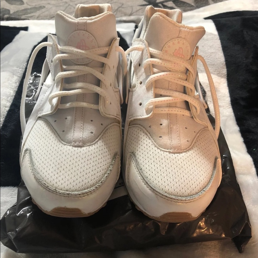 Girls white Nike huarache  shoes